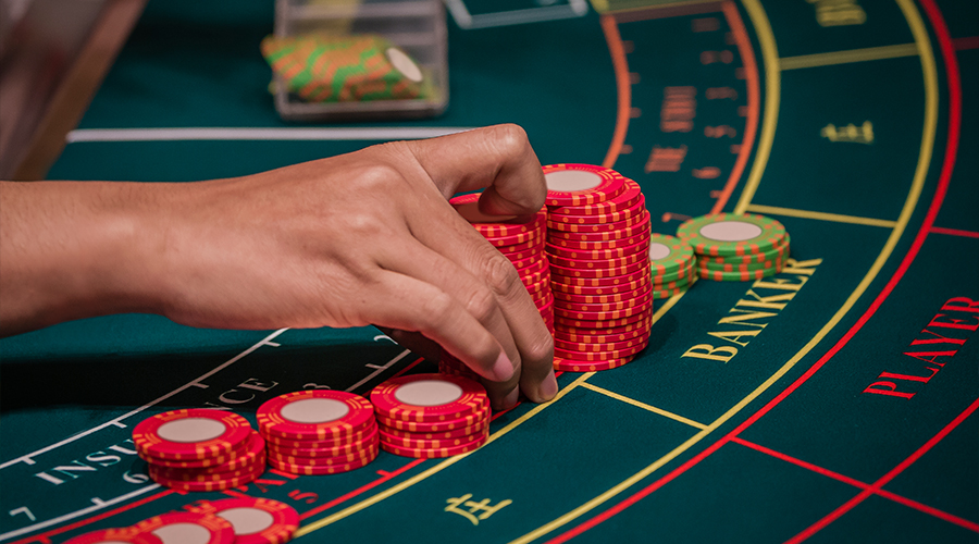 Baccarat online bei verifizierten Online Casinos in Österreich um Geld.